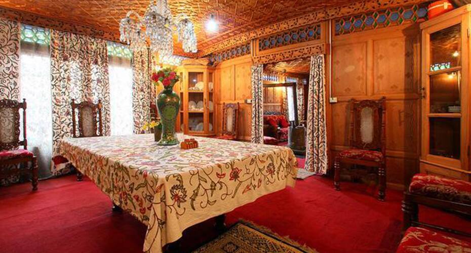 Comfy Royal Dandoo Palace - Houseboat, Srinagar 2